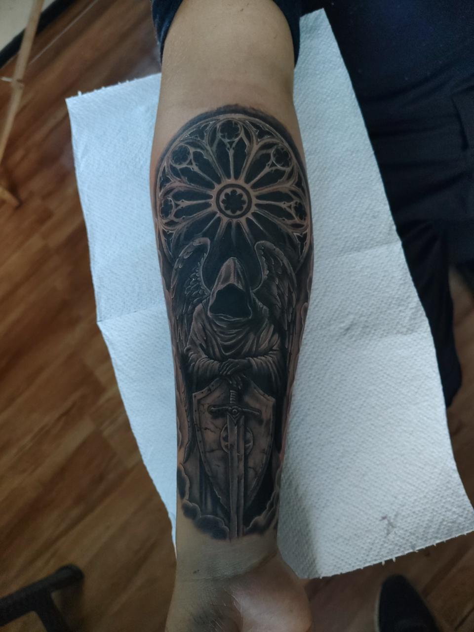 Ángel encapuchado, blackwork
