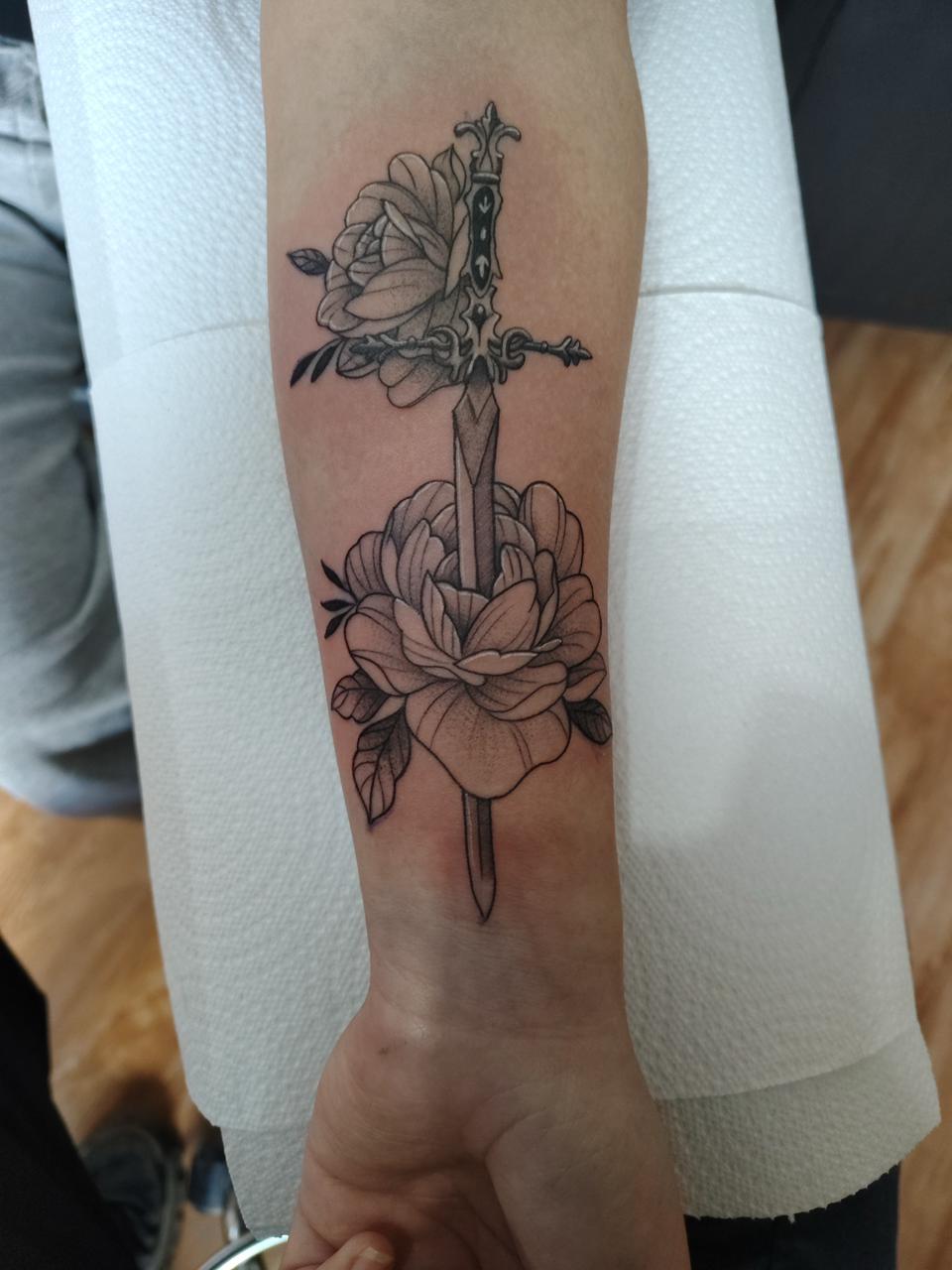 Daga y flores