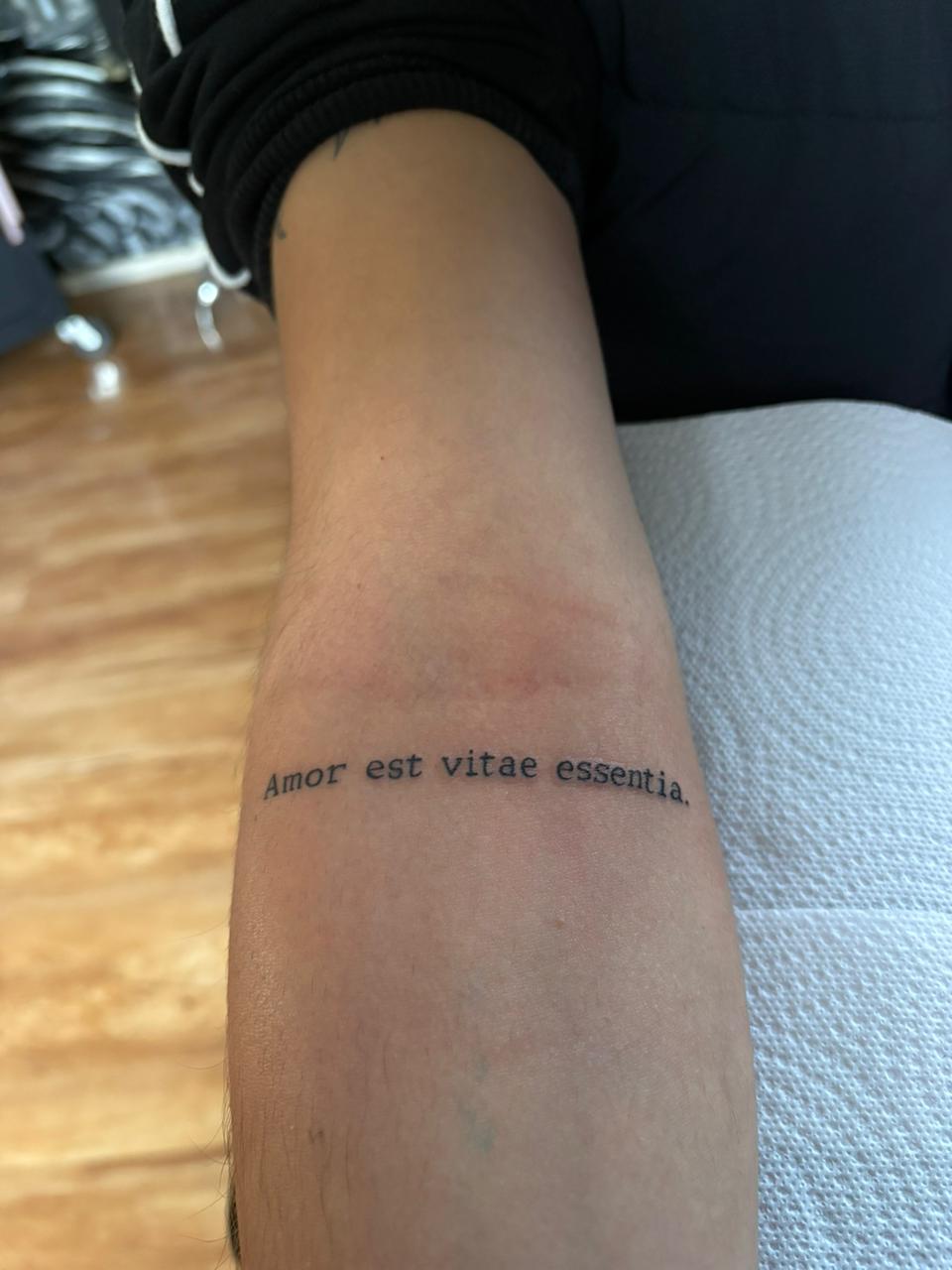 Lettering: Amor est vitae essentia