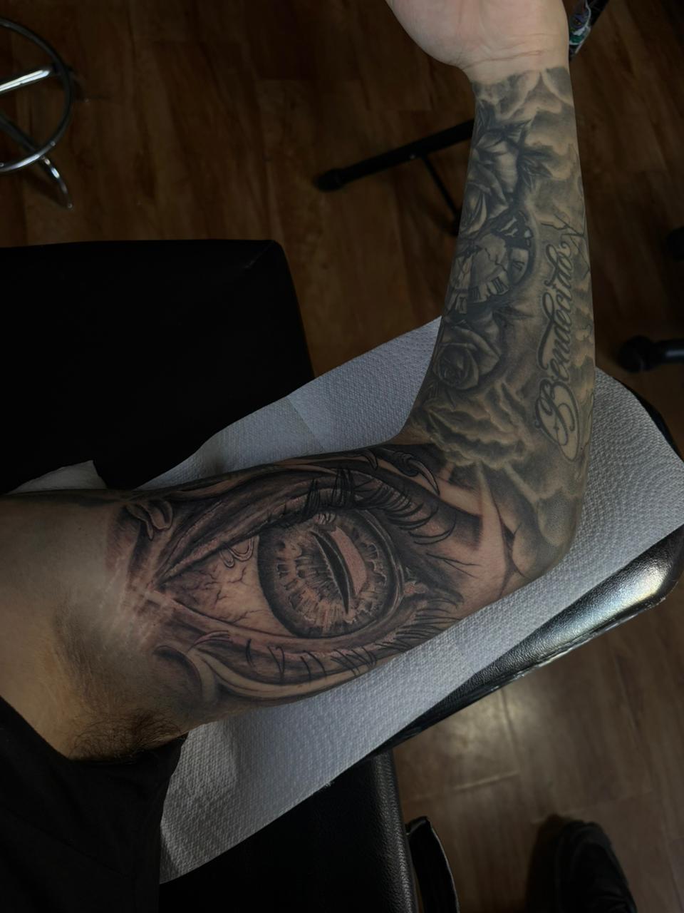 Ojo y reloj, blackwork