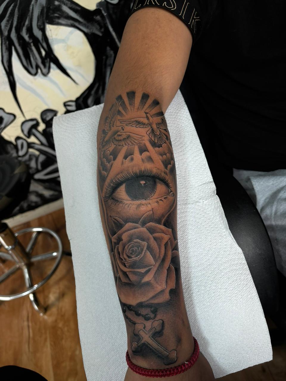 Ojo, rosa y palomas