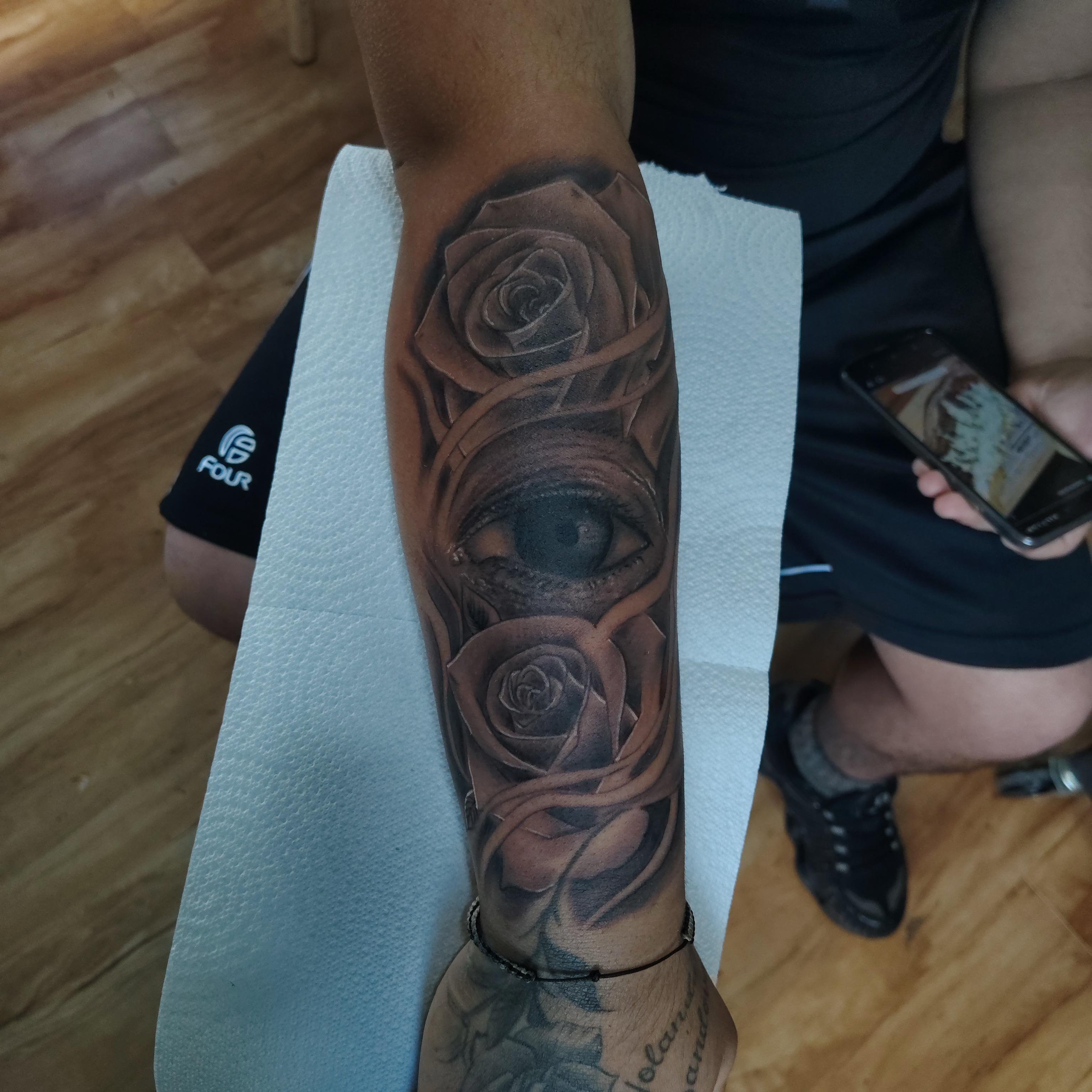 Rosas y ojo, blackwork