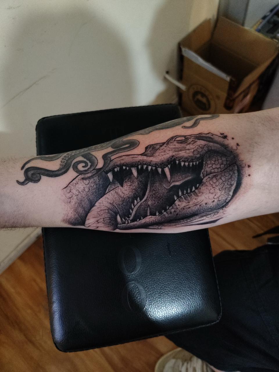 Cocodrilo, blackwork y dotwork