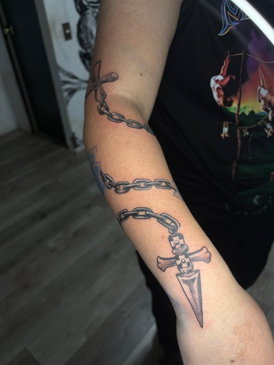 Cadena con daga y cruz, blackwork